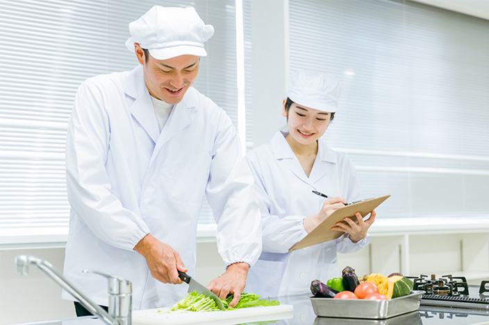 調理師が作業する様子